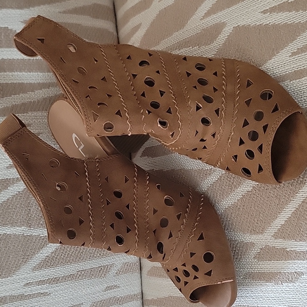 CL by Laundry Brown Peep Toe Laser Cut Sandals with Stacked Heel Size 7M